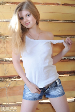 Gorgeous nude teenie - N