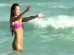 hot-jessica-alba-beach-voyeur-vid