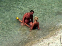 candid-voyeur-videos-on-the-beach