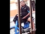 Gordinho tarado da mobilete