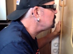 Amateur gloryhole gaydaddy sucks pecker