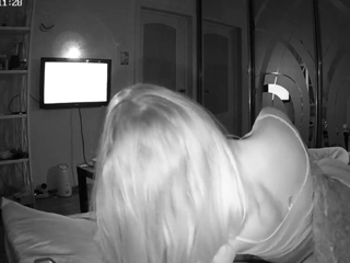 Amateur blonde babe masturbates on cam