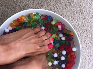 Amateur Foot Fetish Girlfriend Sucks and gives a Footjob